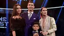 Tidak hanya berhasil memikat hati Ronaldo, sepertinya Georgina juga sudah meluluhkan hati anak laki-laki kekasihnya itu. Terlihat saat hadir di acara bergengsi kemarin, wanita cantik itu tampak akrab dengan Cristiano Ronaldo Jr. (AFP/Bintang.com)