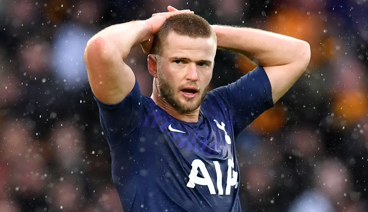 Eric Dier terlihat terburu-buru meninggalkan lapangan ketika berlangsungnya pertandingan antara Tottenham Hotspurs melawan Chelsea ketika Piala Carabao tahun lalu. Diketahui bahwa dirinya tak kuat menahan kencing walapaun timnya sedang diserang. (Foto: AFP/Paul Ellis)