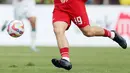 Thom Haye tampil beda dengan rekan setim lainnya dengan sepatu hitam polos dan kaos kaki pendek. Alasan sang pemain suka mengenakan sepatu hitam karena tidak suka warna-warna cerah. (Bola.com/M Iqbal Ichsan)