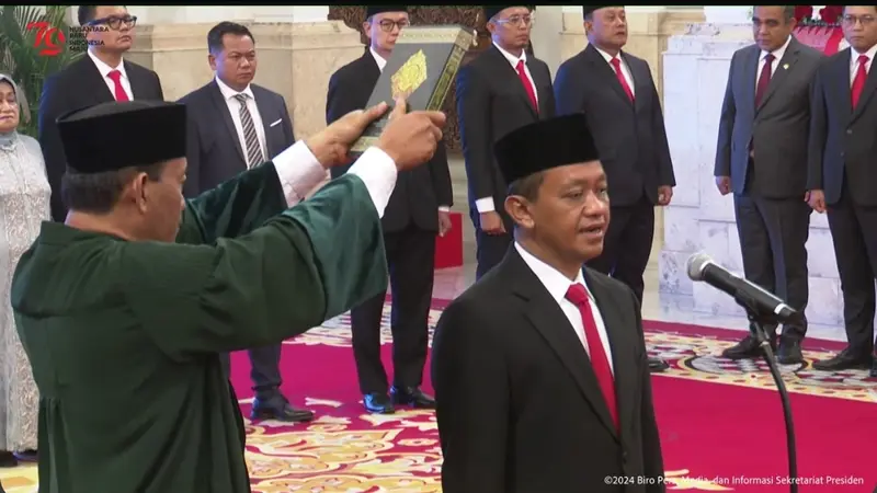 Tangkapan layar Presiden Joko Widodo (Jokowi) resmi melantik Bahlil Lahadalia menjadi Menteri Energi dan Sumber Daya Mineral (ESDM), pada Senin (19/8/2024). (Arief/Liputan6.com)