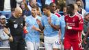 Pemain Manchester City, Rodri, berusaha menahan wasit untuk memberikan kartu merah saat melawan Nottingham Forest pada laga Liga Inggris di Stadion Etihad, Minggu (24/9/2023). (AP Photo/Jon Super)