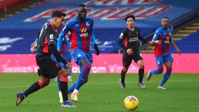 Penyerang Liverpool, Roberto Firmino, berusaha melepaskan tendangan ke gawang Crystal Palace pada laga lanjutan Liga Inggris di Selhurst Park Stadium, Sabtu (19/12/2020) malam WIB. Liverpool menang 7-0 atas Crystal Palace. (AFP/Adam Davy/pool)