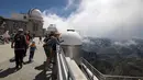 Turis mengunjungi puncak Pic du Midi Bigorre dan observatorium astronomi di La Mongie, Prancis pada 15 Juli 2019. Observatorium tertinggi se-Eropa di Pic du Midi de Bigorre terletak pada ketinggian 2877 mdpl. (Photo by PASCAL PAVANI / AFP)
