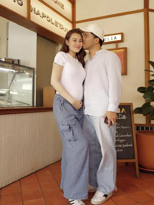 Kali ini ia kenakan denim dan kaos lengan panjang putih. Sebuah paduan kontras untuk look yang vegitu kasual. [Foto: Instagram/ Aaliyah Massaid]