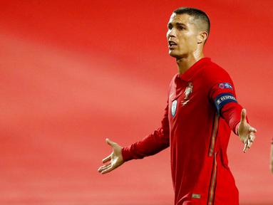 Ekspresi striker Portugal, Cristiano Ronaldo, saat melawan Prancis pada laga UEFA Nations League di Stadion Da Luz, Minggu (15/11/2020). Prancis menang dengan skor 1-0. (AP/Armando Franca)