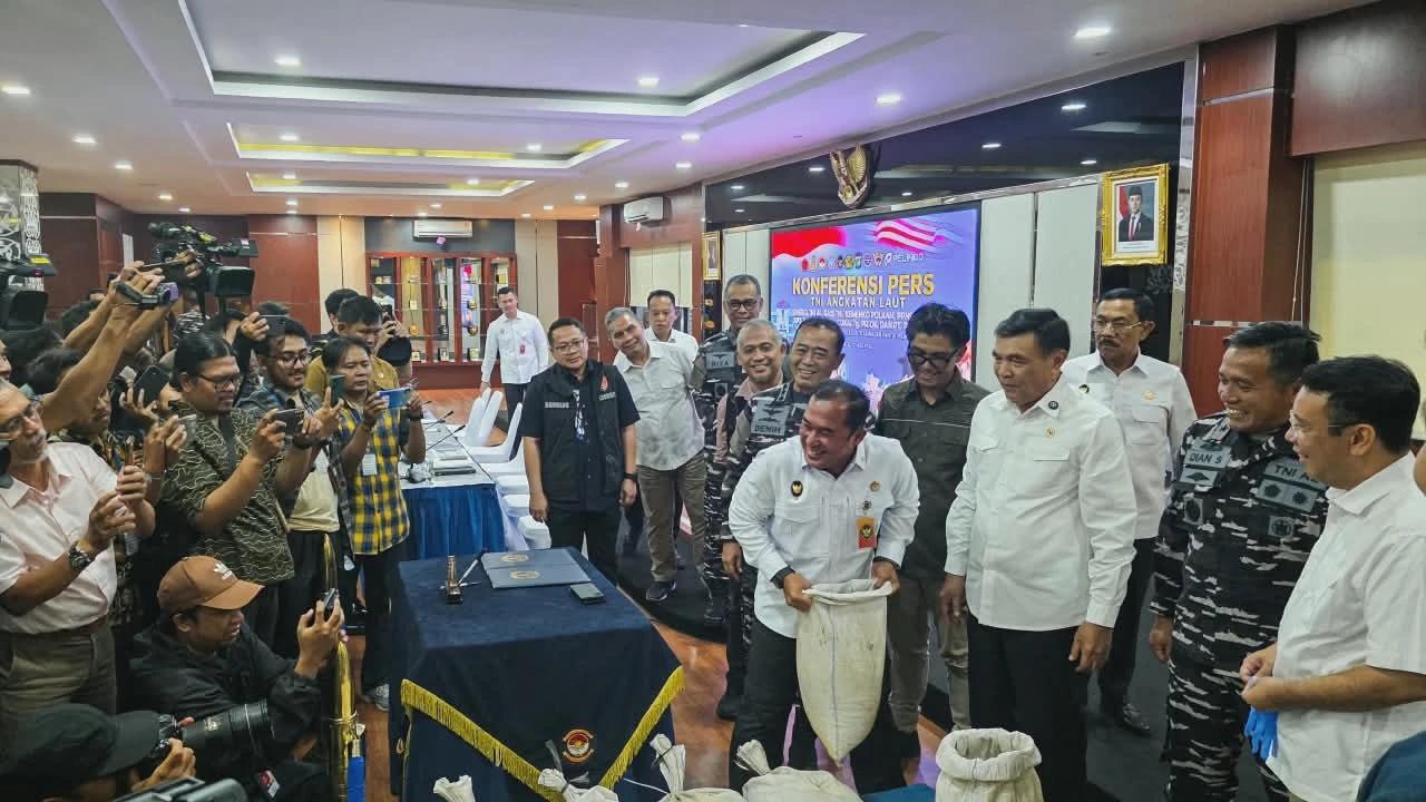 FOTO: TNI AL Gagalkan Distribusi Ilegal Pasir Timah di PIK 2