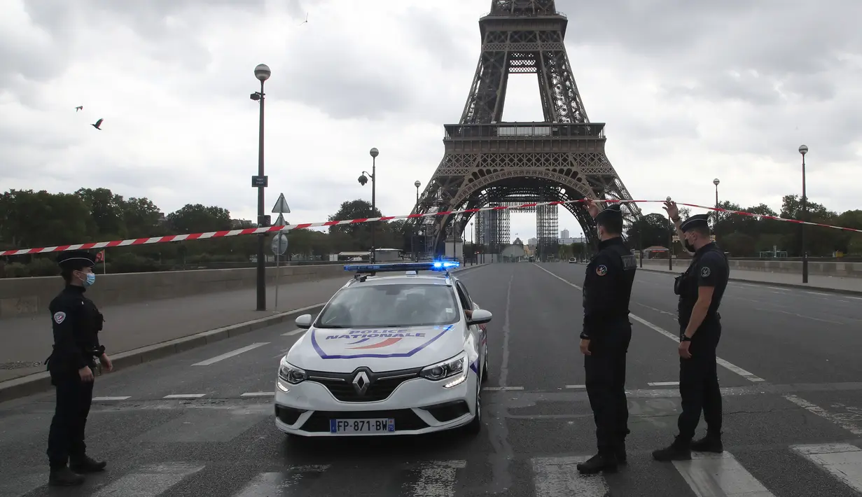 Petugas polisi Prancis mengamankan jembatan menuju Menara Eiffel di Paris, Rabu (23/9/2020). Polisi Paris telah memblokir daerah sekitar Menara Eiffel setelah ancaman bom telepon. (AP Photo / Michel Euler)