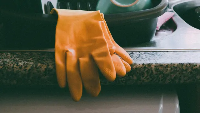 Air Panas dan Sabun Cair Lembut