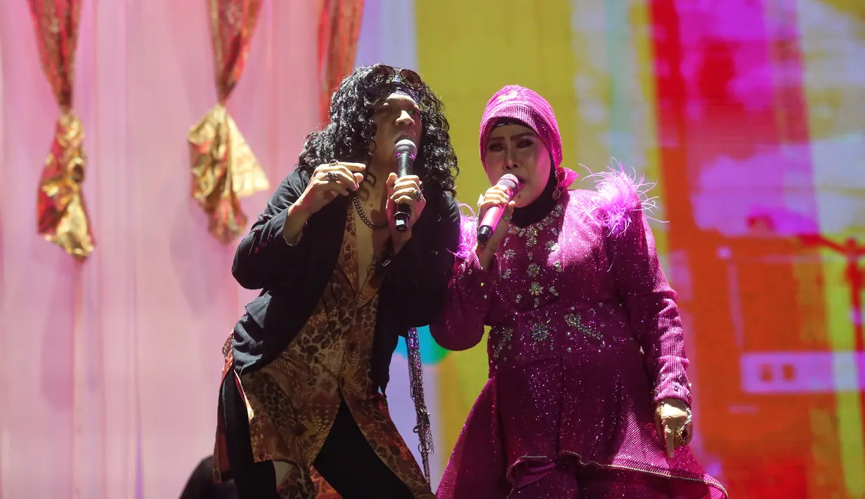 Penampilan spesial pun dihadirkan Elvi, di mana ia berduet dengan Candil juga ketiga putrinya. [Foto: Adrian Putra/Fimela]