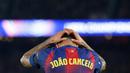 Pemain Barcelona, Joao Cancelo, tampak kecewa setelah ditaklukkan Atletico Madrid pada leg pertama perempat final Liga Champions 2025/2026 di Stadion Camp Nou, Kamis (9/4/2026). (AP Photo/Joan Monfort)