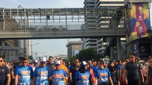 Wapres Ma'ruf Amin mengikuti jalan santai di kawasan CFD, Minggu (17/11/2019). (Lizsa Egeham)