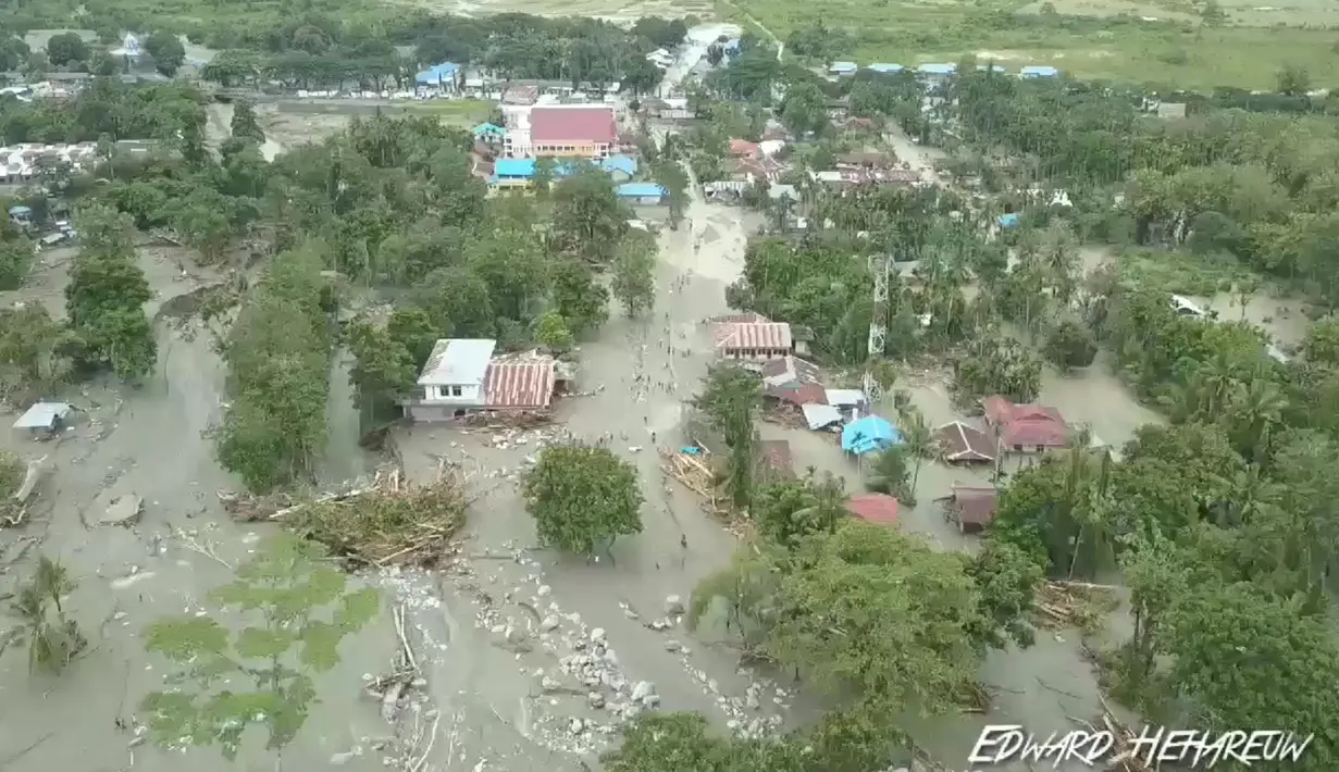 Pandangan umum menunjukkan dampak banjir bandang yang menerjang Distrik Sentani, Kabupaten Jayapura, Papua, Minggu (17/3). Berdasarkan data BNPB, banjir bandang pada Sabtu (16/3) itu mengakibatkan 58 orang meninggal. (Edward Hehareuw/via REUTERS)