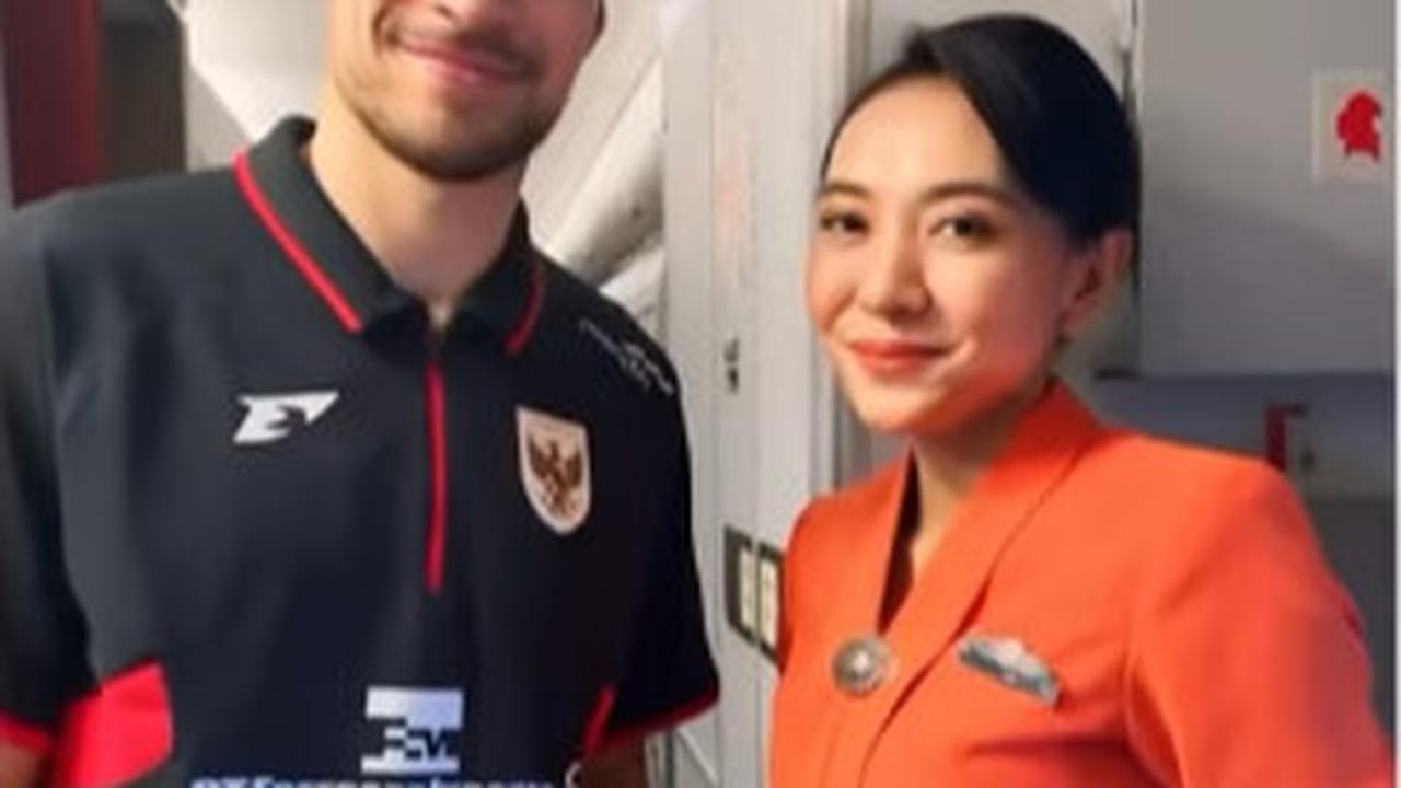 Potret Pramugari Foto Sama Para Pemain Timnas Bikin Iri Sampai Ada Pose Dirangkul