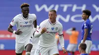 Gelandang Chelsea, Ross Barkley, mencetak gol ke gawang Leicester City pada laga perempat final Piala FA 2019-2020 di King Power Stadium, Minggu (28/6/2020). (AFP/Tim Keeton)