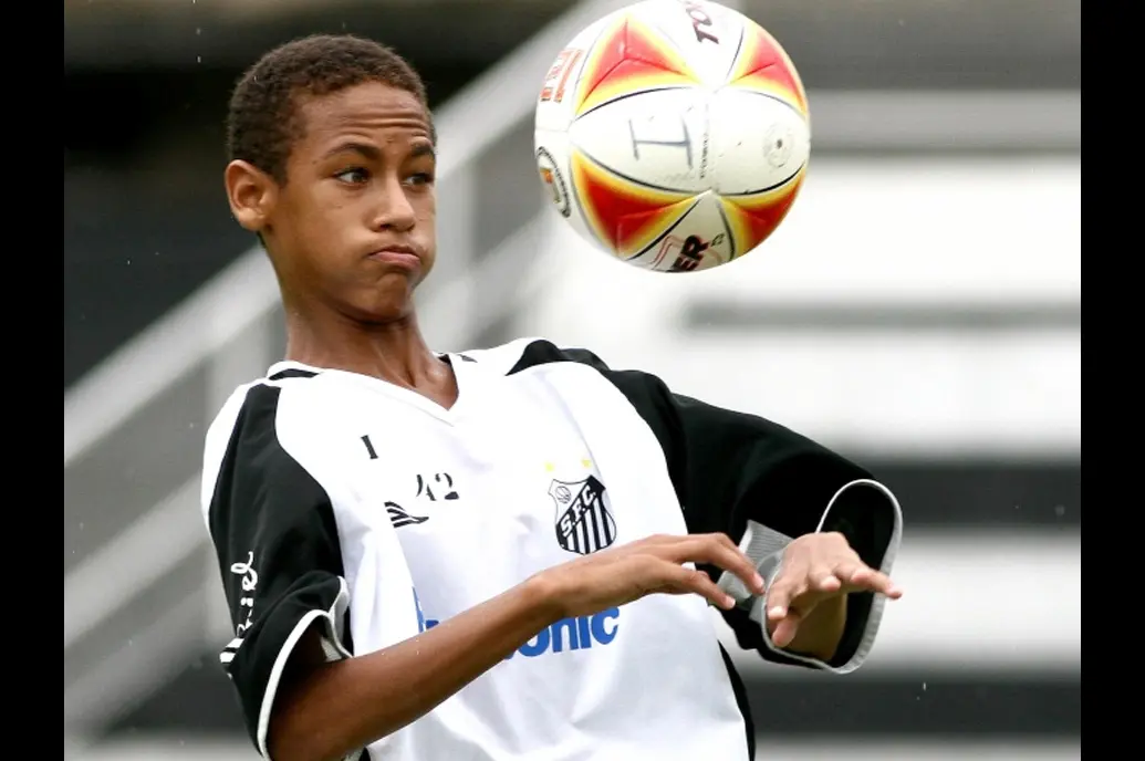 Neymar kecil pun kemudian tumbuh di lingkungan yang damai di Mogi das Cruzes in Santos, Sao Paulo. Bakat sepakbola yang dimiliki Neymar ternyata diturunkan ayahnya (twitter.com)
