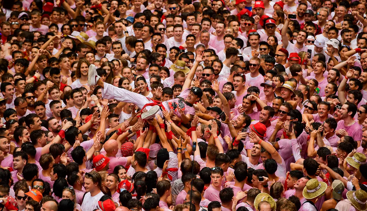 Salah satu tradisi yang dilakukan pada hari terakhir festival ini ialah berlari dengan banteng liar. (AP Photo/Alvaro Barrientos)