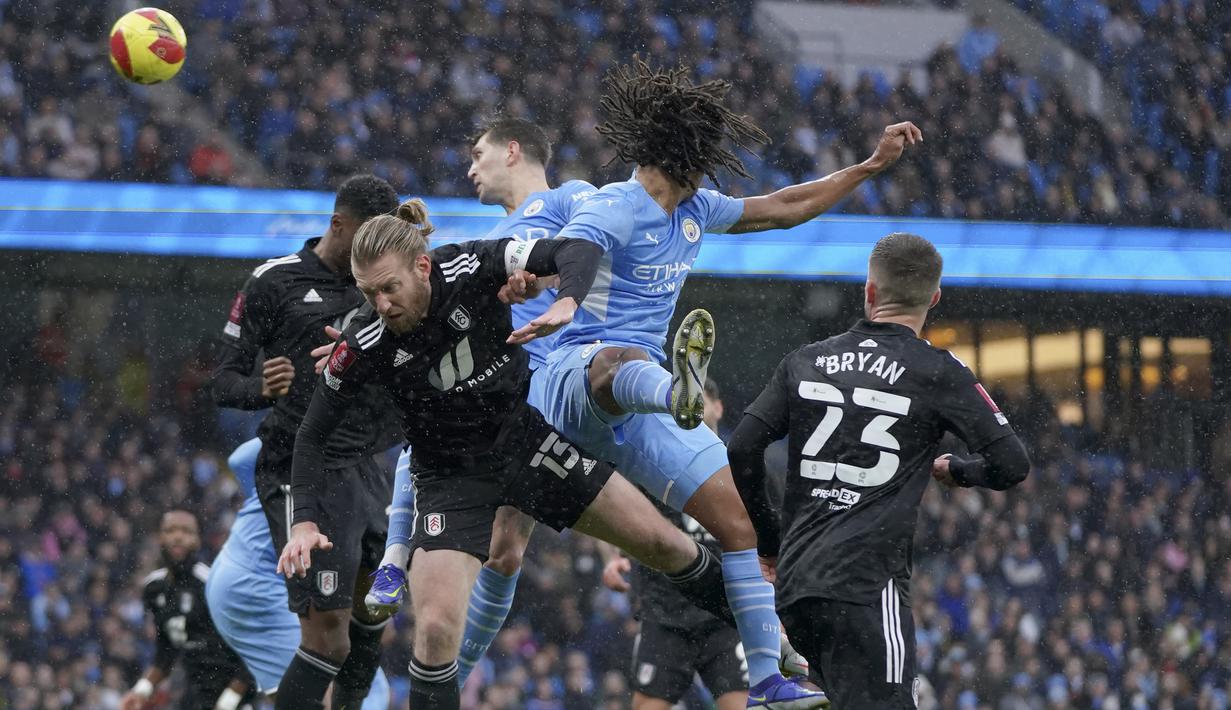 Pada menit ke-13 Manchester City berbalik unggul 2-1. Gol dicetak John Stones (tengah) melalui tandukan kepala meneruskan umpan sepak pojok Kevin De Bruyne. (AP/Jon Super)