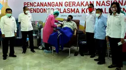 Ketua Umum PMI Jusuf Kalla (kiri) saat Menko Perekonomian Airlangga Hartarto (tengah) melakukan donor plasma konvalesen saat di Markas PMI, Jakarta, Senin (18/1/2021). Pencanangan Gerakan Nasional Pendonor Plasma Konvalesen diresmikan Wakil Presiden Ma'ruf Amin secara daring. (StaffJK/Ade Danhur)