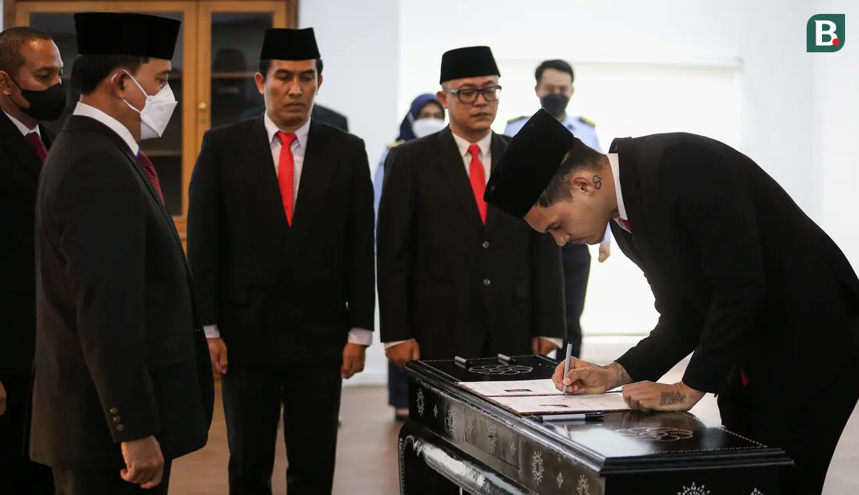 <p>Pemain Naturalisasi Timnas Indonesia, Shayne Pattynama&nbsp;menandatangani Surat Keputusan Presiden Republik Indonesia Tentang Pemberian Kewarganegaraan Republik Indonesia saat&nbsp;Pengambilan Sumpah Janji Setia Pewarganegaraan Republik Indonesia yang berlangsung di Kantor Wilayah Kementetian Hukum dan HAM DKI Jakarta, Selasa (24/01/2023). (Bola.com/Bagaskara Lazuardi)</p>