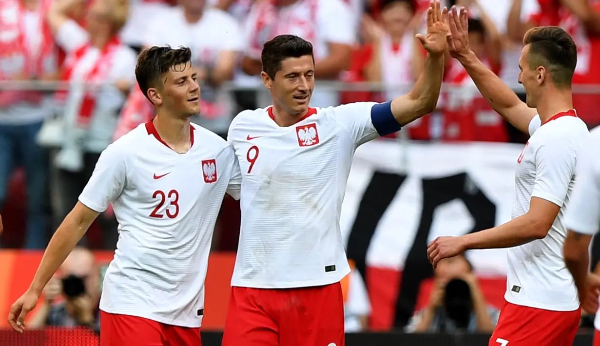 Para pemain Polandia merayakan gol Robert Lewandowski saat melawan Lituania pada laga uji coba di Stadion Narodowy, Warsaw, Polandia, (12/6/2018). Polandia menang 4-0. (AFP/Janek Skarzynski)