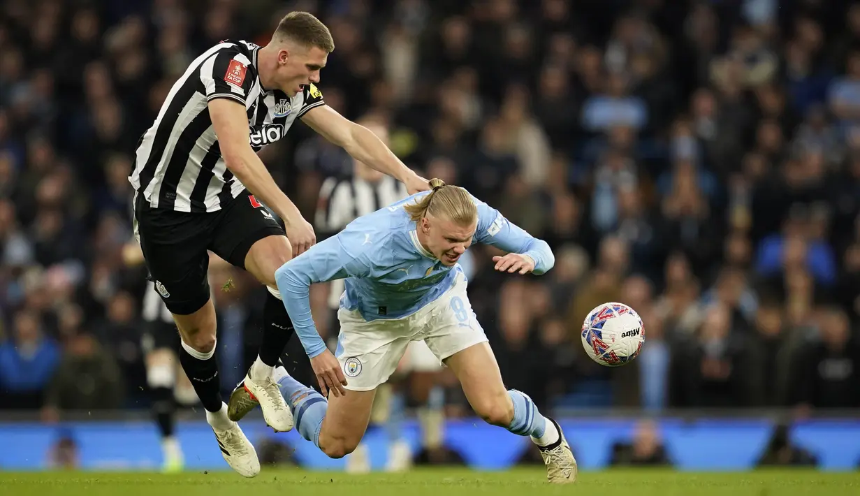 Pemain Manchester City, Erling Haaland, terjatuh saat berebut bola dengan pemain Newcastle United, Sven Botman, pada laga Piala FA di Etihad Stadium, Minggu (17/3/2024).  (Foto AP/Dave Thompson)
