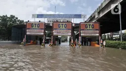 Kondisi banjir saat merendam Gerbang Tol Cempaka Putih, Jakarta, Minggu (23/2/2020). Banjir yang melanda kawasan Cempaka Putih dan sekitarnya menyebabkan Gerbang Tol Cempaka Putih tidak dioperasikan akibat terendam hingga ketinggian mencapai sepinggang orang dewasa. (merdeka.com/Iqbal S. Nugroho)