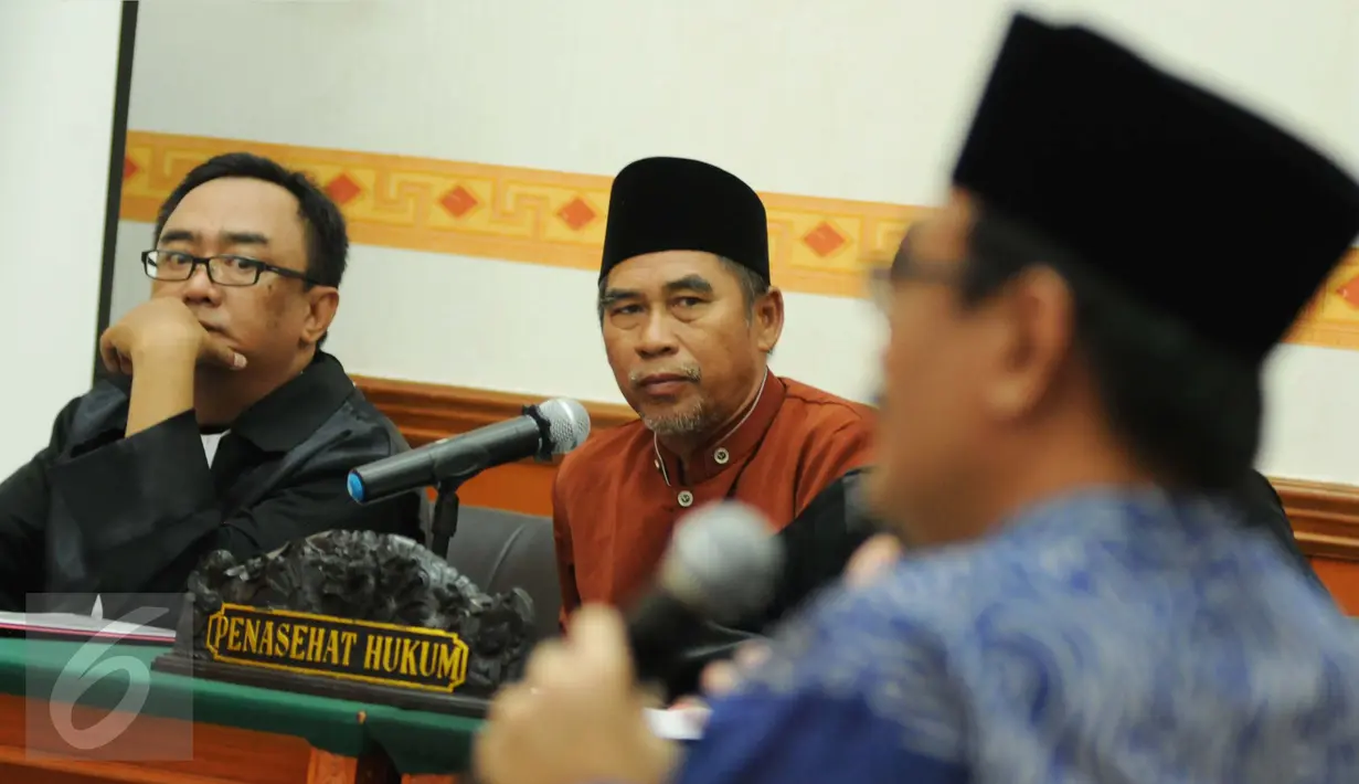 Terdakwa Naman Sanip mendengarkan kesaksian Cawagub DKI Jakarta, Djarot Saiful Hidayat dalam sidang kasus pengadangan kampanye di PN Jakarta Barat, Jumat (16/12). JPU menghadirkan 8 dari 13 saksi, termasuk Djarot. (Liputan6.com/Gempur M Surya)