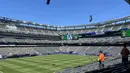 Kondisi lapangan MetLife Stadium di East Rutherford, New Jersey, Amerika Serikat, jelang laga fase grup Timnas Prancis melawan Senegal pada Piala Dunia 2026. Stadion berkapasitas lebih dari 82 ribu penonton ini menjadi salah satu venue utama turnamen dan akan menjadi lokasi partai final Piala Dunia 2026. (KLY Sports/Hery Kurniawan)
