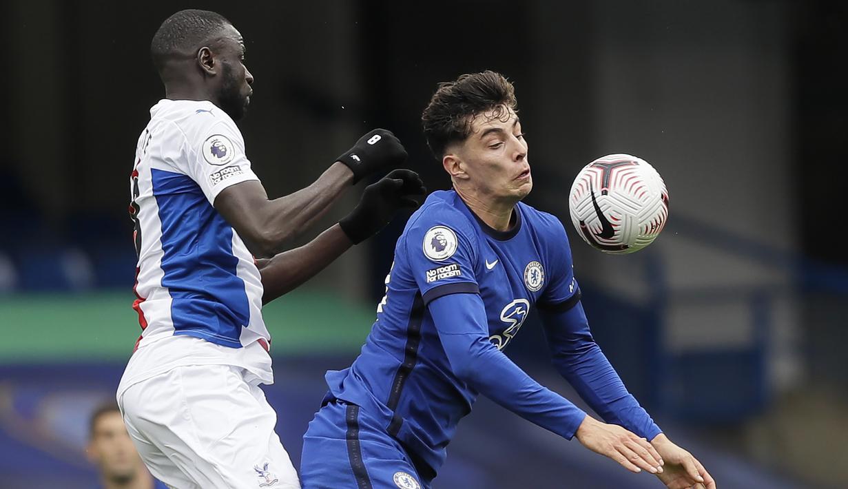 Gelandang Chelsea, Kai Havertz, berebut bola dengan gelandang Crystal Palace, Cheikhou Kouyate, pada laga lanjutan Liga Inggris di Stamford Bridge, Sabtu (3/20/2020) malam WIB. Chelsea menang 4-0 atas Crystal Palace. (AFP/Kirsty Wigglesworth/pool)