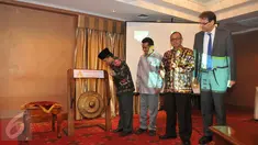 Dirjen Pendidikan Islam Kementerian Agama RI, Kamarudin Amin memukul gong saat peresmian Pesantren For Peace (PFP), Jakarta, Selasa (30/6/2015). Diharapkan PFP bisa meningkatkan kontribusi Islam yang moderat di Indonesia. (Liputan6.com/Herman Zakharia)