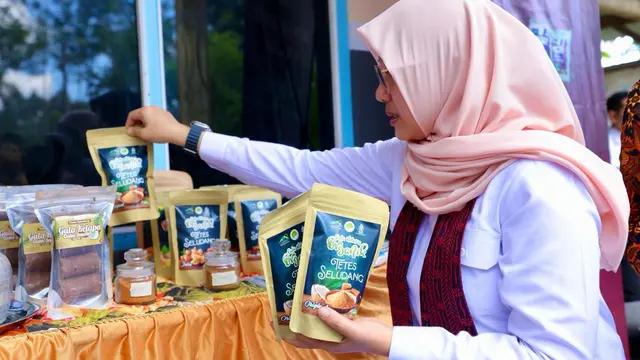 Bupati Banyuwangi memborong gula semut produksi Banyuwangi (Istimewa)