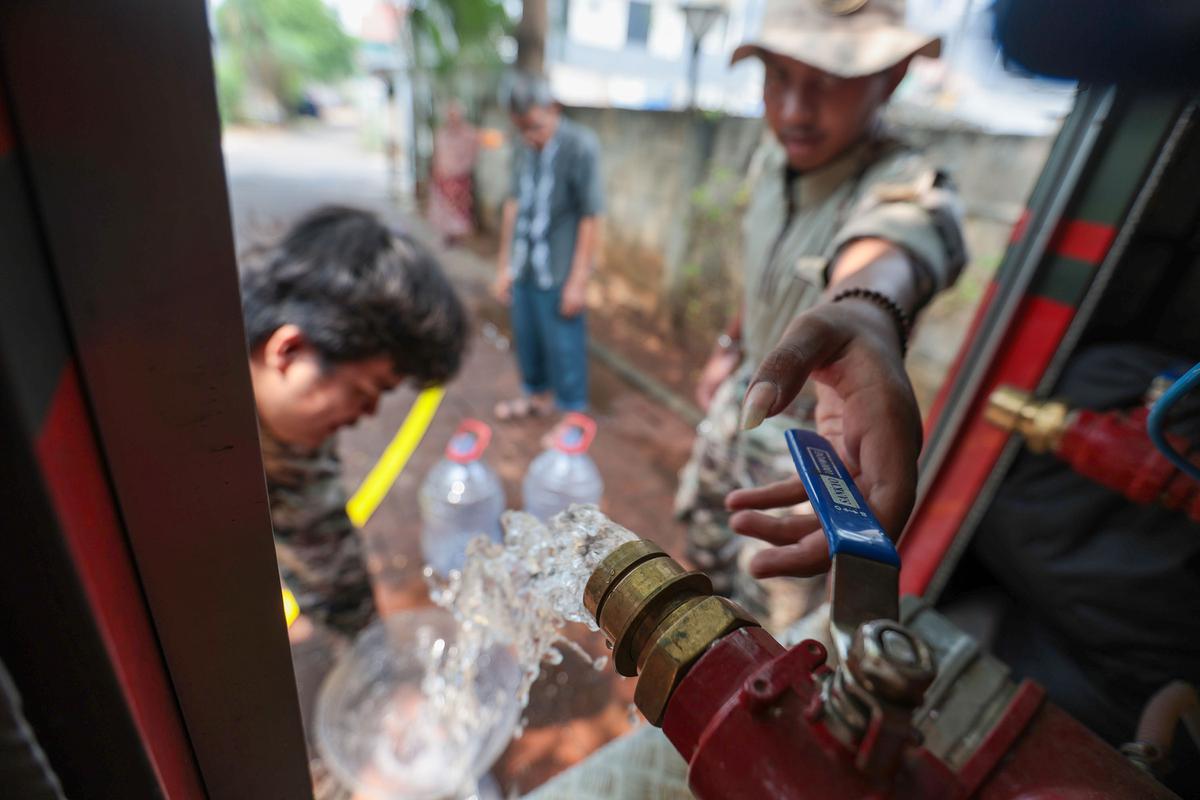 Warga Lenteng Agung Antre Air Bersih
