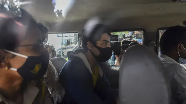 Aryan Khan saat dibawa petugas berwenang terkait kasus dugaan narkoba. (AP Photo)