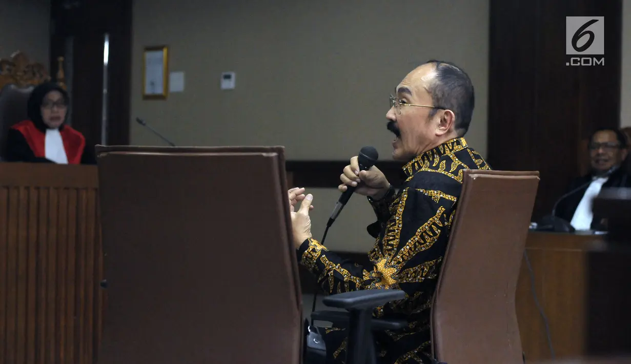 Terdakwa perkara merintangi penyidikan KPK pada kasus korupsi e-KTP, Fredrich Yunadi menjawab pertanyaan pada sidang lanjutan di Pengadilan Tipikor, Jakarta, Kamis (24/5). Sidang memeriksa keterangan terdakwa. (Liputan6.com/Helmi Fithriansyah)