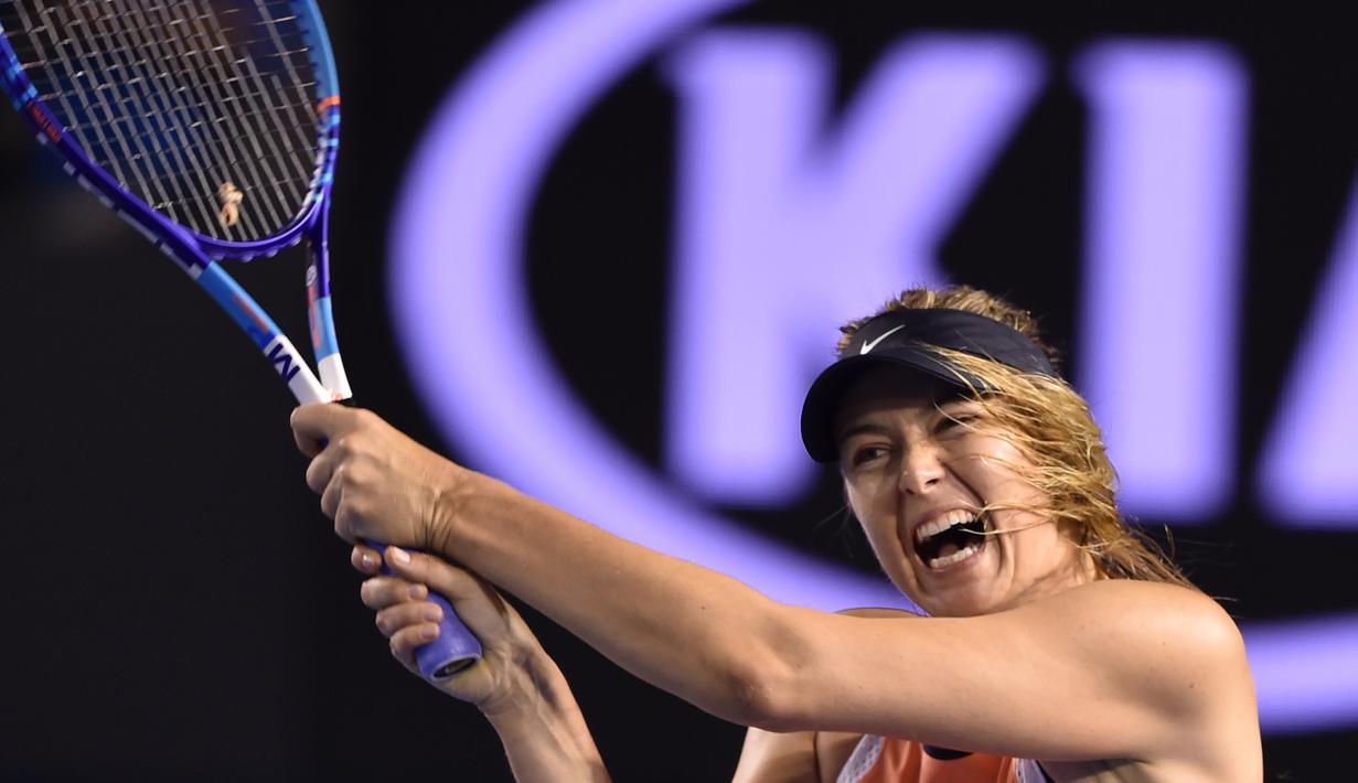 Ekspresi petenis asal Rusia, Maria Sharapova mengembalikan bola pukulan lawannya asal Belarusia Aliaksandra Sasnovich pada pertandingan babak kedua Australia Terbuka di Melbourne, Australia, (20/1/2016). (AFP PHOTO/GREG WOOD)
