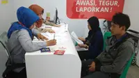 Waluyo Bhakti dan Mayaza Latifahsari dari LBH Semarang diterima staff Ombudsman Perwakilan Jateng. (foto: Liputan6.com/edhie prayitno ige)