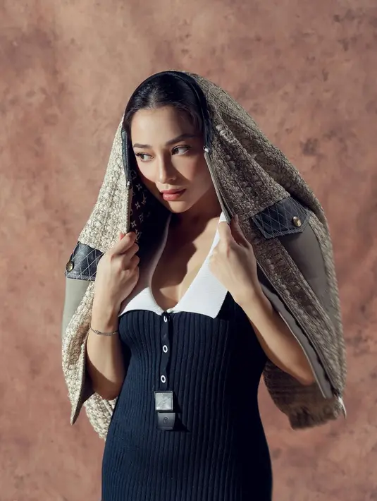 Nikita tampil kece dengan sleeveles knitwear dress navy putih berkerah. Busana ini dilengkapi dengan aksen lipit di bagian rok [@nikitawillyofficial94]