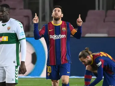 Striker Barcelona, Lionel Messi melakukan selebrasi usai mencetak gol pertama timnya ke gawang Elche dalam laga lanjutan Liga Spanyol 2020/21 pekan ke-24 di Camp Nou Stadium, Barcelona, Rabu (24/2/2021). Barcelona menang 3-0 atas Elche. (AFP/Lluis Gene)