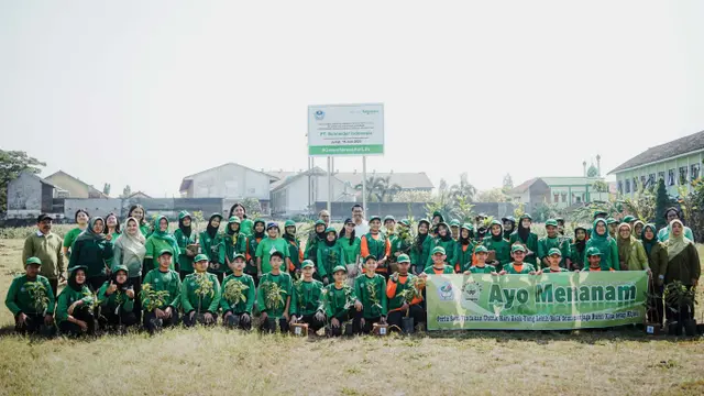 Hijaukan Lingkungan Sekolah, Schneider Indonesia Tanam Bibit Buah di Kediri