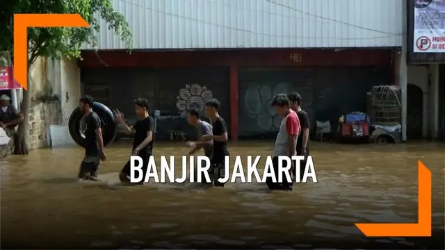 Banjir kiriman datang tiba-tiba di malam hari merendam 1 RW di Cililitan Jakarta timur. Banyak warga yang memilih bertahan di rumahnya masing-masing sambil menunggu banjir surut