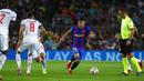 Pemain Barcelona Yusuf Demir (tengah) berebut bola dengan pemain Bayern Munchen Joshua Kimmich pada pertandingan Grup E Liga Champions di Stadion Camp Nou, Barcelona, Spanyol, Selasa (14/9/2021). Bayern Munchen menang 3-0. (AP Photo/Joan Monfort)