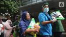 Warga membeli sembako pada Operasi Pasar di Pasar Palmerah, Jakarta, Jumat (20/3/2020). Sugar Group Companies bersama Bulog menjalankan program Gerakan Stabilisasi Pangan dengan harga murah menyusul merebaknya virus Corona atau COVID-19 di Indonesia. (Liputan6.com/Fery Pradolo)
