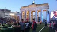 Mereka menjelajahi Kota Berlin lewat cara yang unik dan menikmati akses khusu VIP di Champions Village.