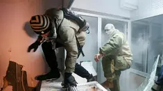 Dua orang demonstran saat merusak seisi bank Rusia, Sberbank di Kiev, Ukraina (21/11). Aksi dilakukan untuk memperingati tragedi kerusuhan 2014 yang menyebabkan lebih dari 100 warga Ukraina tewas. (REUTERS/Valentyn Ogirenko)