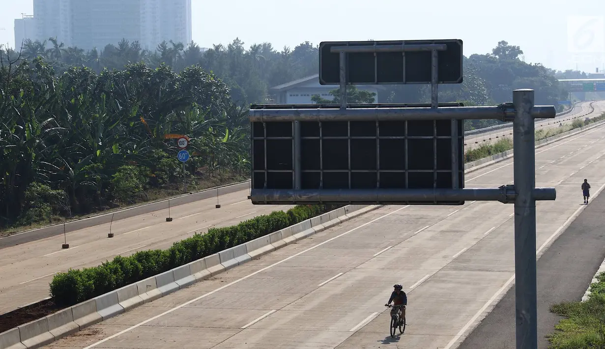 Warga berolahraga di proyek Jalan Tol Cijago Seksi II, kawasan Kukusan, Depok, Minggu (6/1). Proyek yang hampir rampung itu dimanfaatkan untuk berolahraga dengan menyusuri jalur yang belum dilalui kendaraan bermotor. (Liputan6.com/Immanuel Antonius)