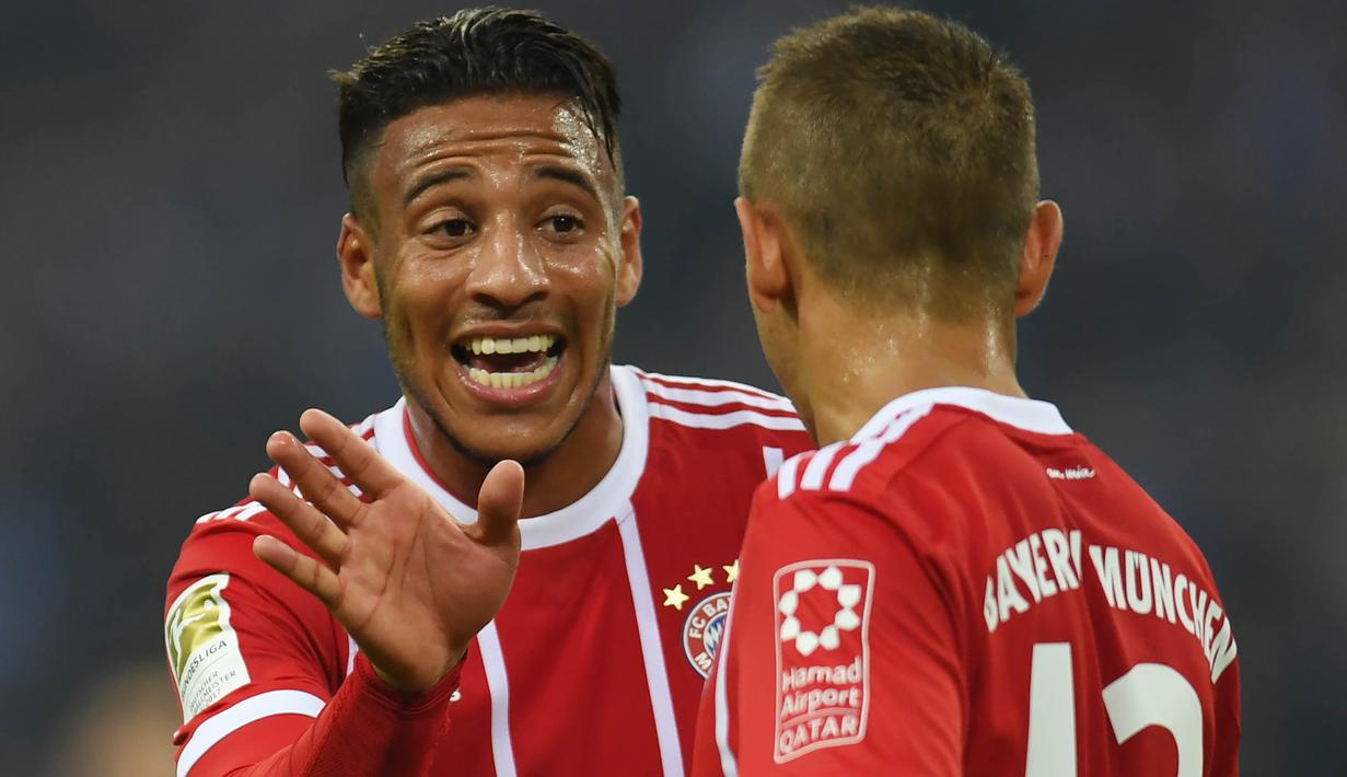 Gelandang Bayern Munchen, Corentin Tolisso, berbincang dengan Rafinha saat pertandingan melawan Schalke pada laga Bundesliga, di Stadion Veltins, Selasa (20/9/2017). Bayern Munchen menang 3-0 atas Schalke. (AFP/Patrik Stollarz)