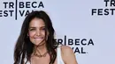 Aktris Katie Holmes berpose saat menghadiri pemutaran perdana "Alone Together" di Teater SVA selama Festival Tribeca 2022 di New York (14/6/2022). Katie tampil dalam balutan gaun maxi crochet putih yang dilengkapi dengan clutch coklat dan kalung serta gelang yang serasi. (AFP/Theo Wargo)