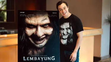 Baim Wong melalui unggahan Instagram, membagikan momen press conference film yang disutradarai olehnya. Film Lembayung tersebut menandai karya debutnya sebagai seorang sutradara. Dalam caption, Baim mengaku tak sabar menantikan gala premiere yang digelar tanggal 13 September nanti. (Liputan6.com/IG/@baimwong)