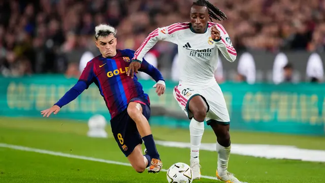 Pemain Real Madrid Yan Diomande (kanan) berebut bola dengan pemain Barcelona Pedri
