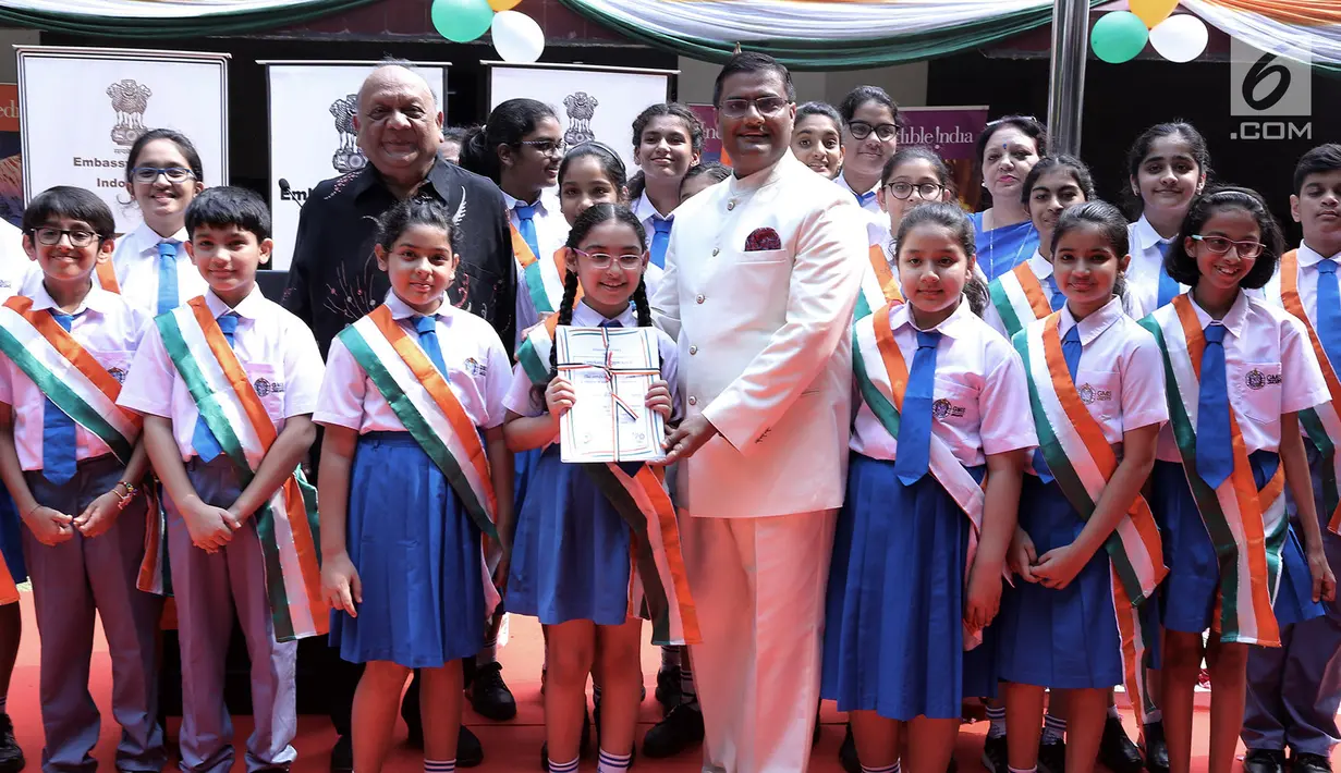 Wakil Duta Besar India untuk Indonesia Shri Prakash Gupta berfoto bersama para siswa saat upacara peringatan Hari Kemerdekaan ke-73 India di Kedutaan Besar India, Jakarta, Kamis (15/8/2019). Mereka adalah siswa sekolah India yang berada di Indonesia. (merdeka.com/Iqbal Nugroho)